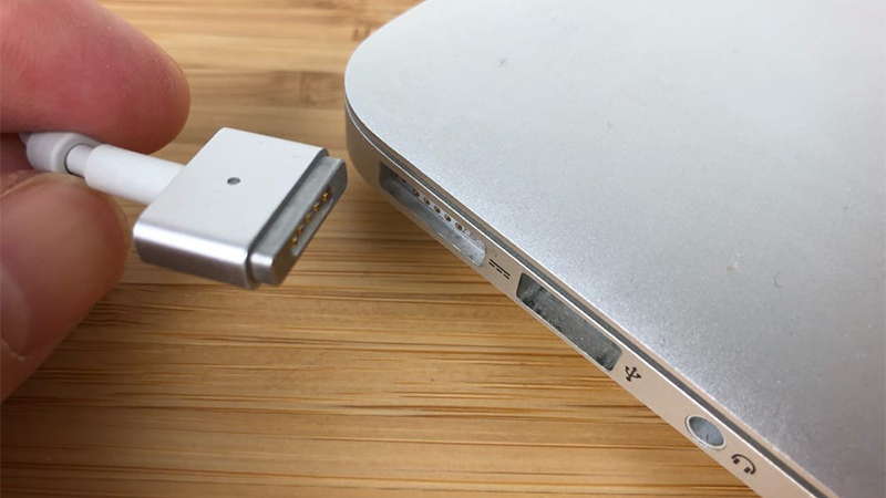 MagSafe là các đầu nối nguồn được gắn từ tính